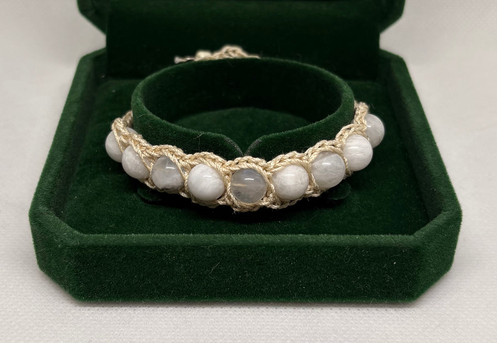 Mondstein Armband - gehäkelt halb